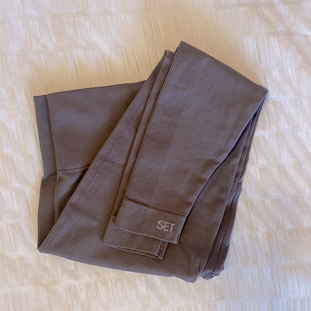 SET ACTIVE- Sculptflex Leggings. Color: Pepper